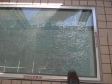 ガラス越しに見える海面